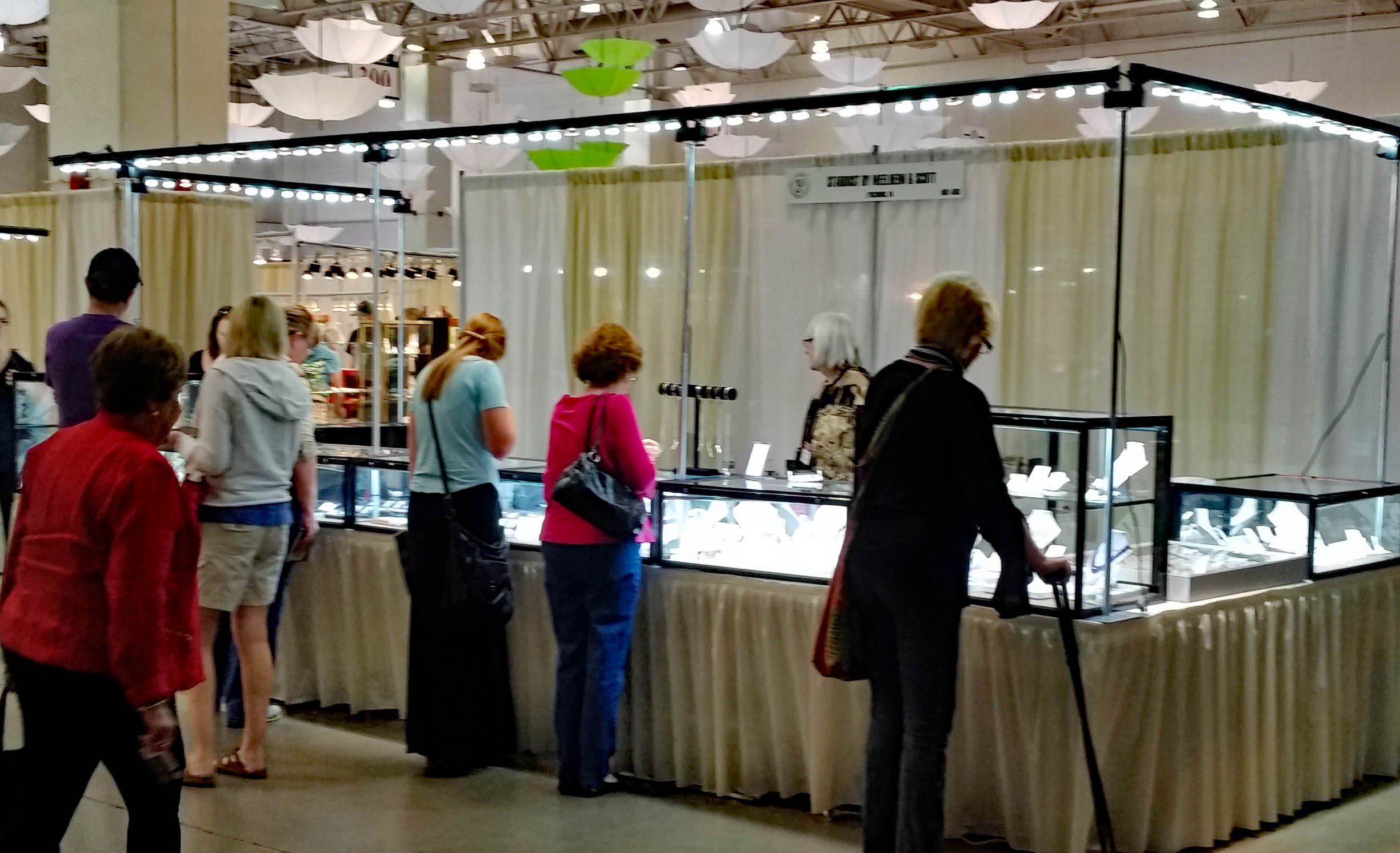 Look professional and help to increase sales with proper trade show lighting